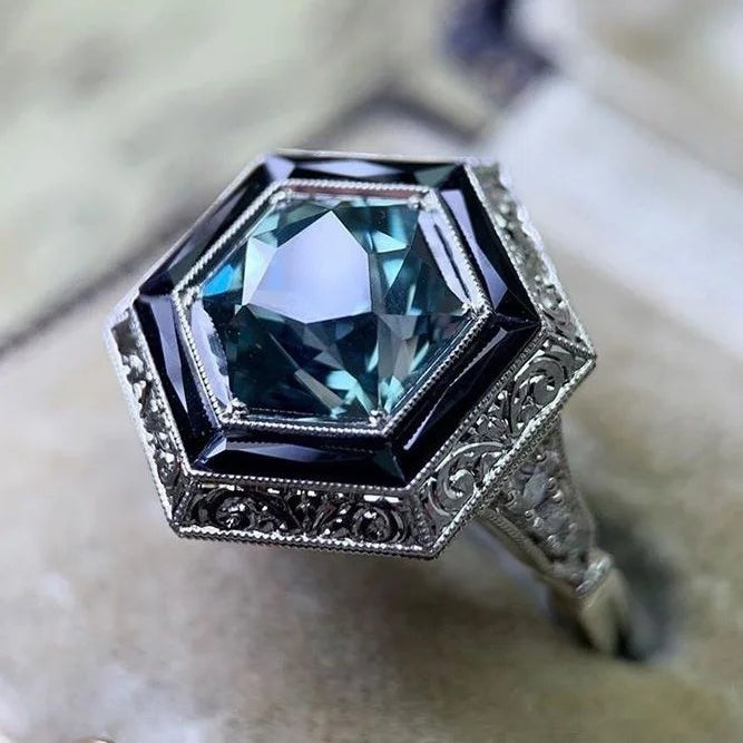 Anel quadrado com zircônia azul incrustada