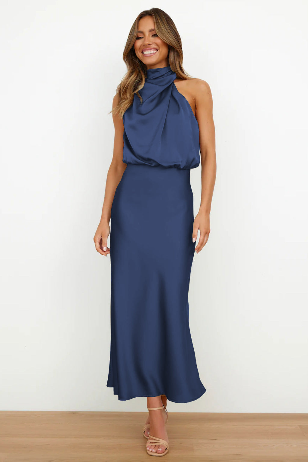 Carlina | Vestido Longo de Cetim com Decote Halter
