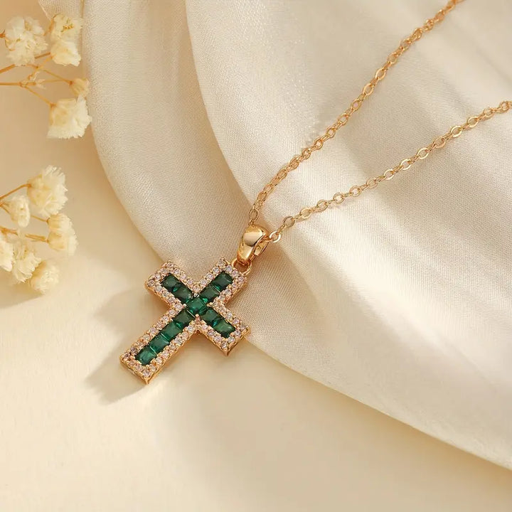 Colar com Pingente de Cruz de Esmeralda Solene