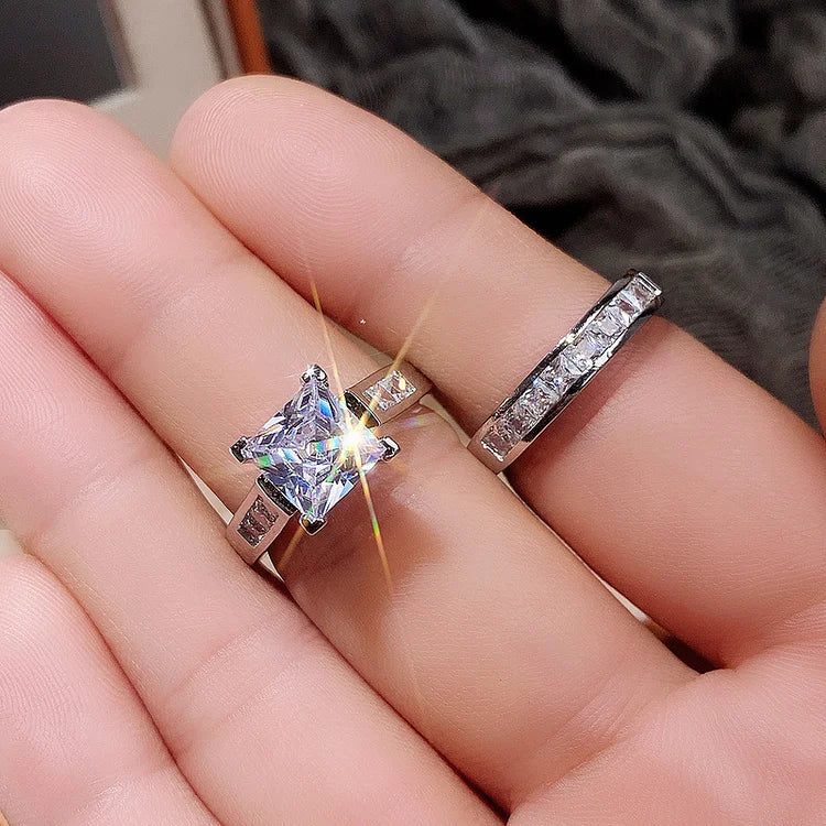 Anel quadrado com diamante e zircônia