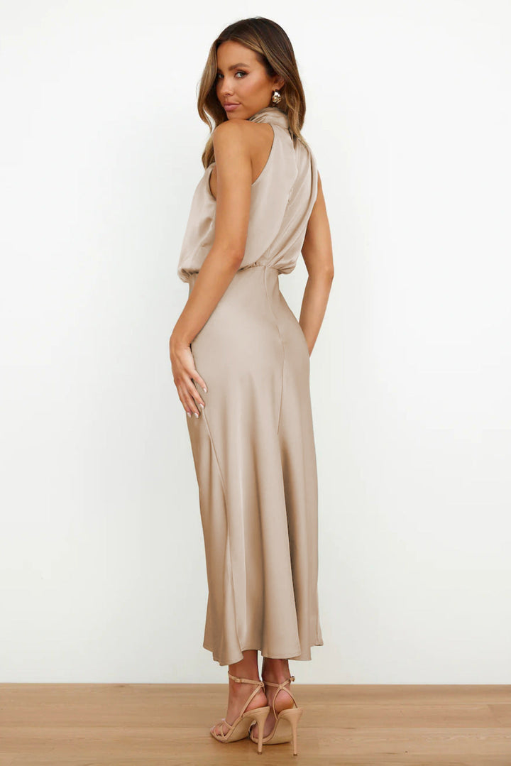 Carlina | Vestido Longo de Cetim com Decote Halter