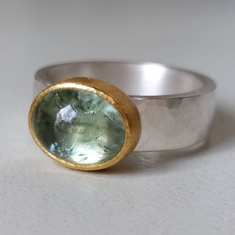 Anel vintage com pedra verde arredondada