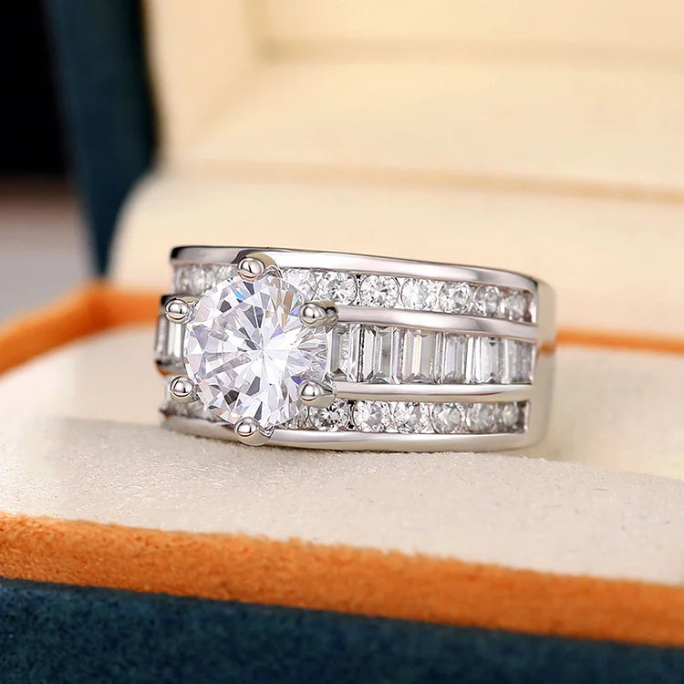 Três fileiras de anéis de zircônia com diamantes