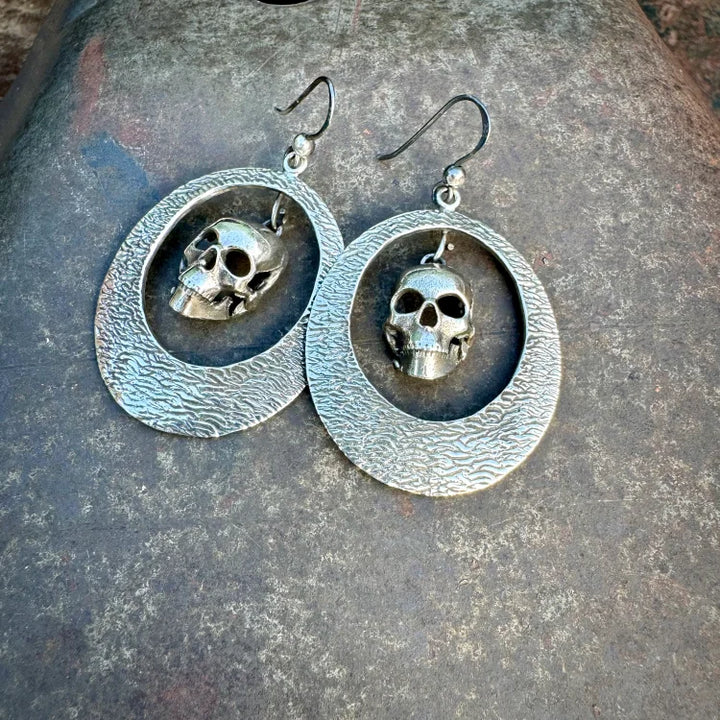 Brincos de argola vintage de esqueleto de calavera de prata
