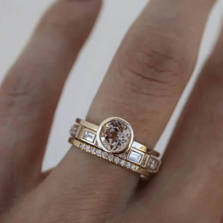 Anel Elegante Dourado com Cristais Incrustados