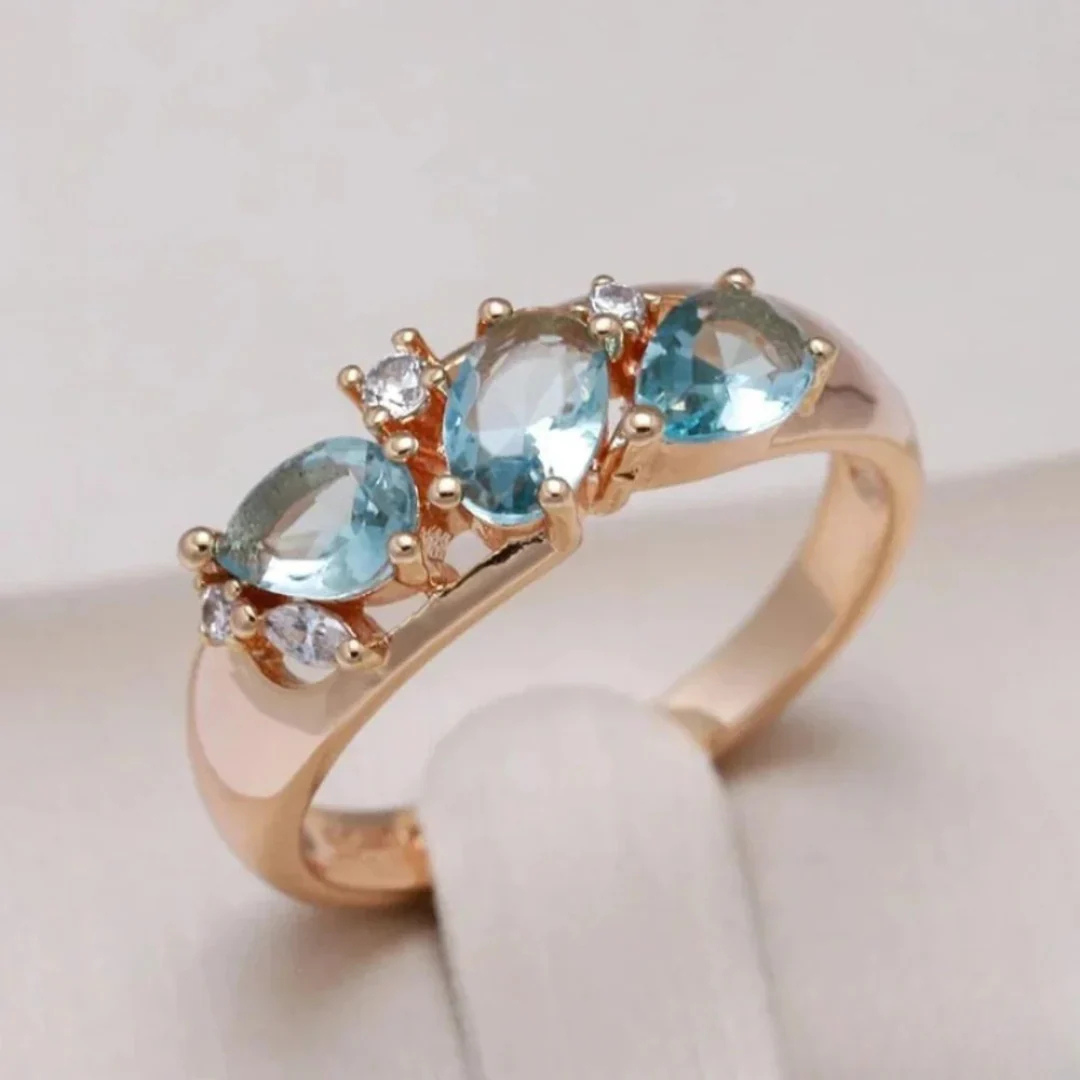Anel Dourado com Zircônia Azul Lapidada