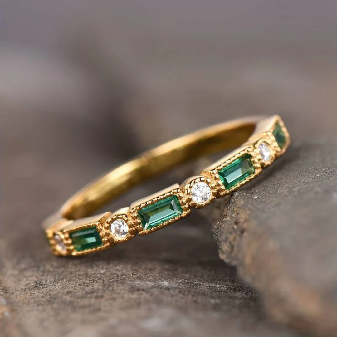 Anel Dourado com Zircônia Verde Incrustada