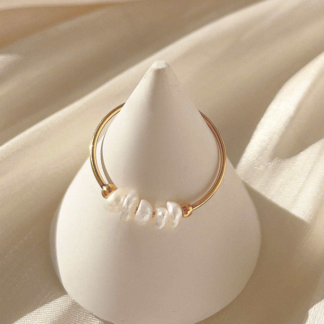 Anel Dourado com Pérolas de Água Doce Magnolia