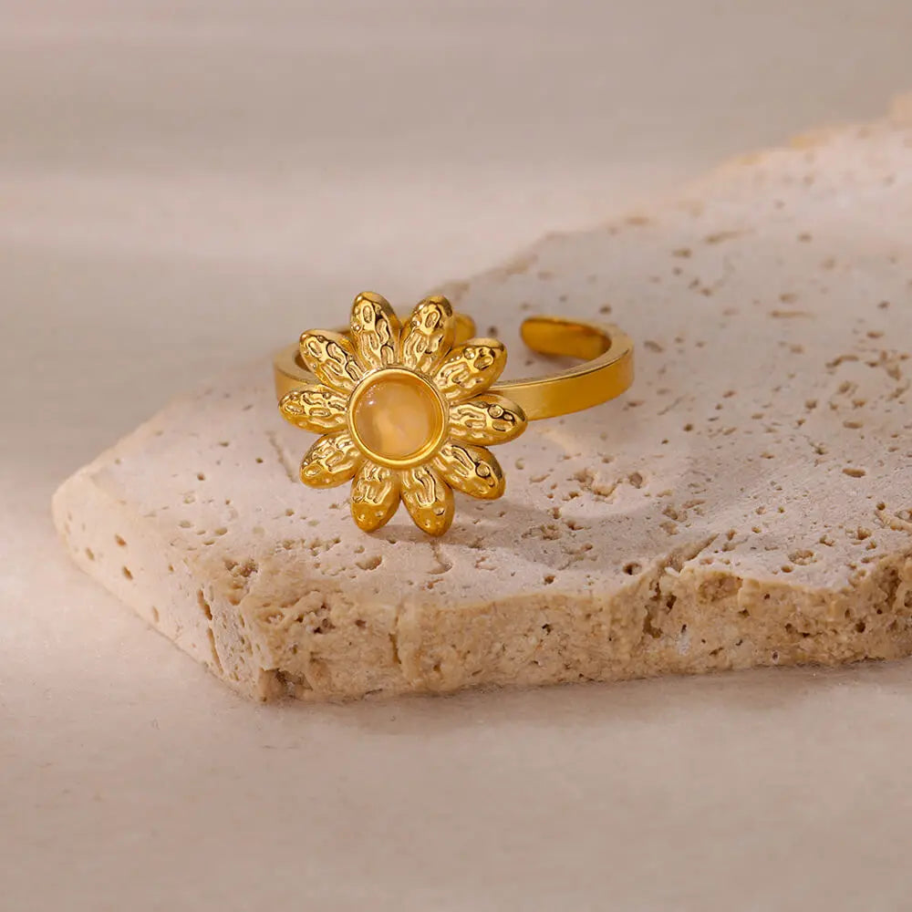 Anéis de Flores em Aço Inoxidável Dourado para Mulheres com Pedra Natural Branca - Anel Aberto Ajustável em Estilo Boêmio, Perfeito como Joia de Festa ou Presente