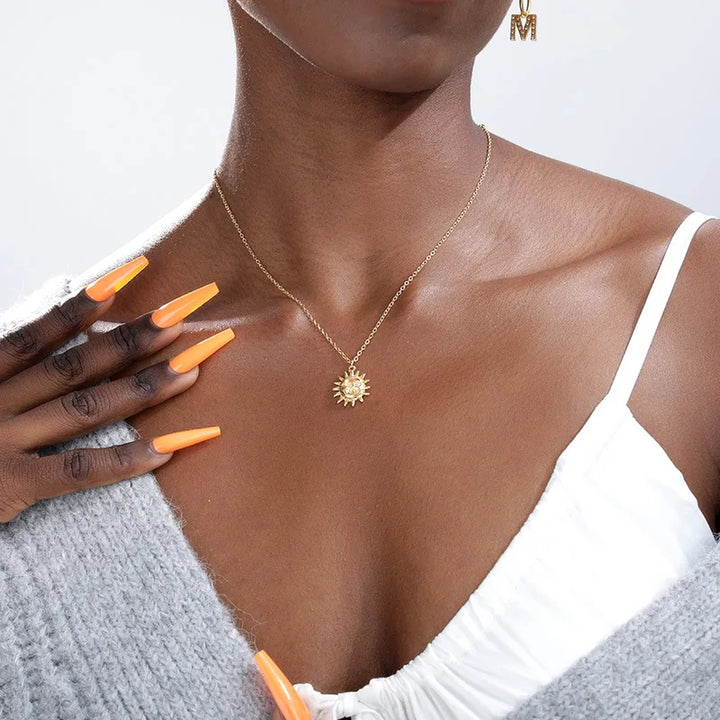 Colar com Pendente de Sol em Metal Dourado Elegante para Mulheres - Design Clássico de Lua, Perfeito para Casamentos, Férias e Festas - Presente de Joias Ideal