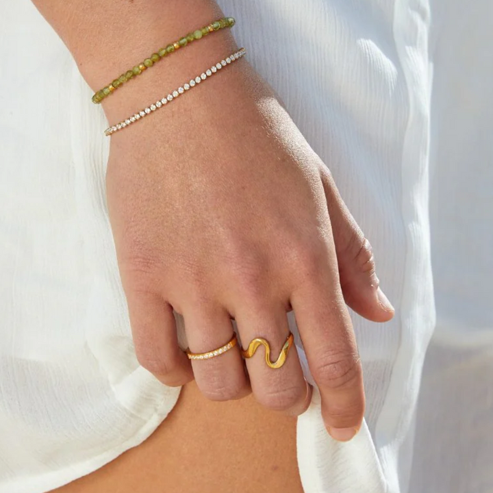 Deslumbrante Anel Dourado com Design de Onda