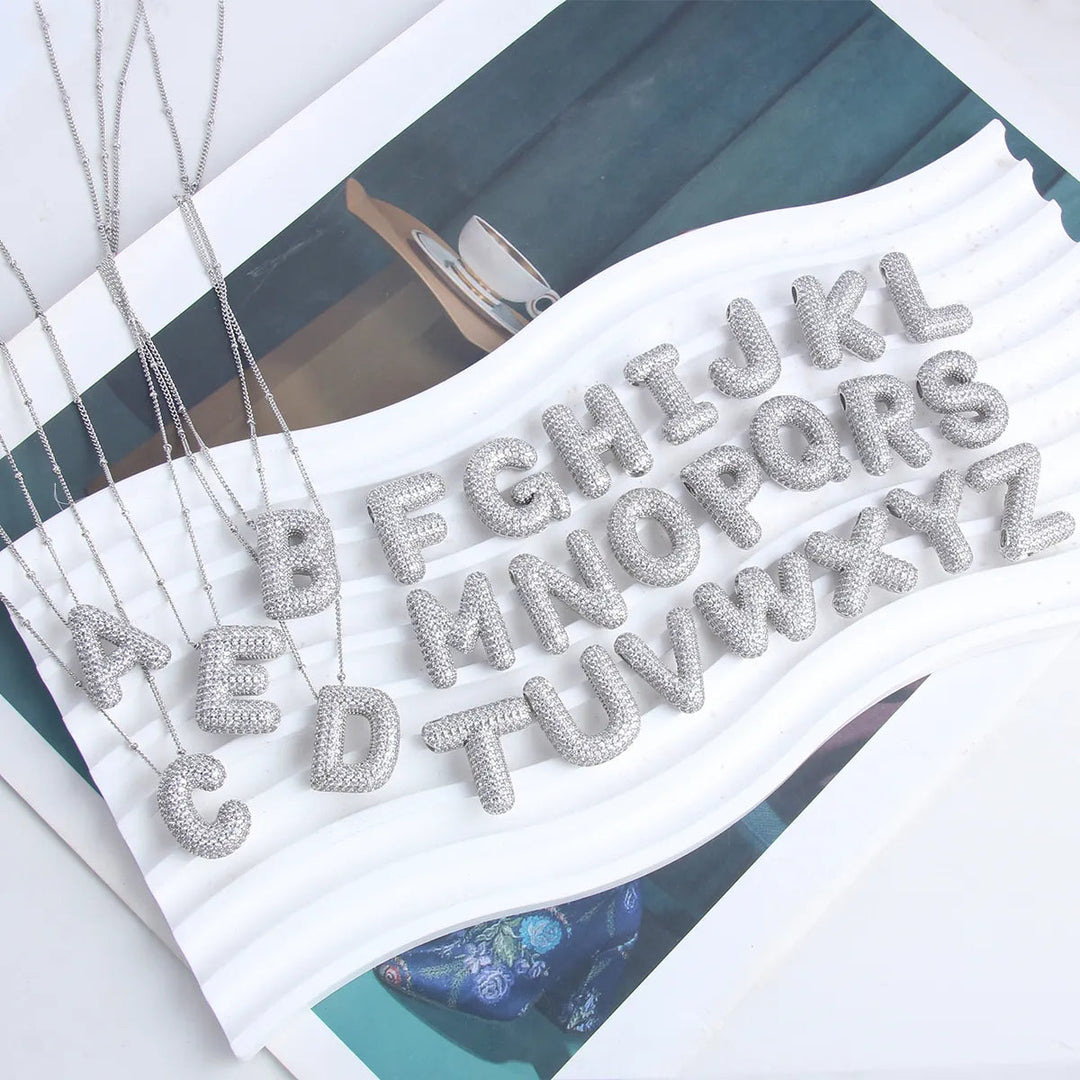Conjunto de colar inicial em letras bolha