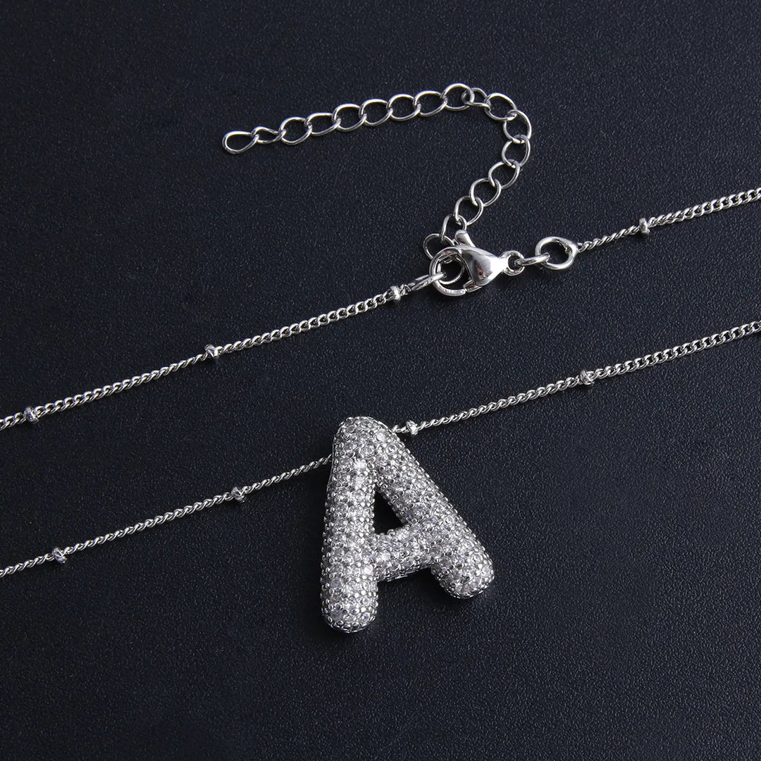 Conjunto de colar inicial em letras bolha