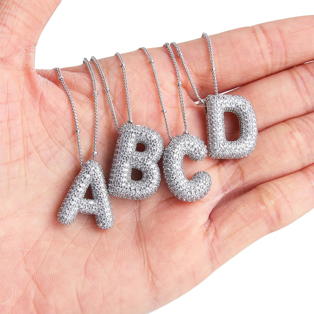 Conjunto de colar inicial em letras bolha