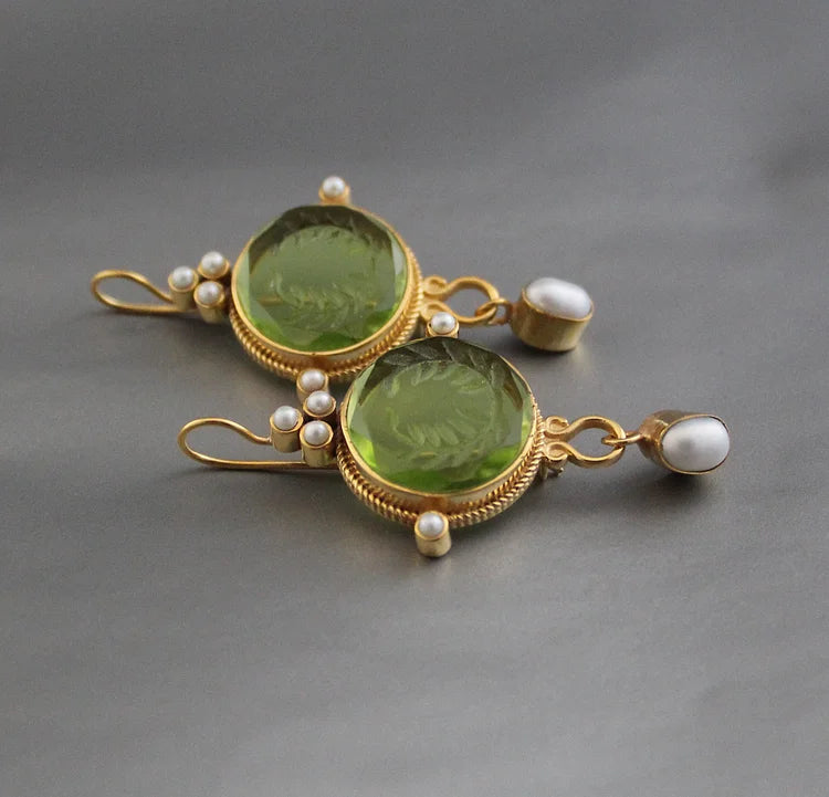 Brincos vintage redondos verdes e pérolas