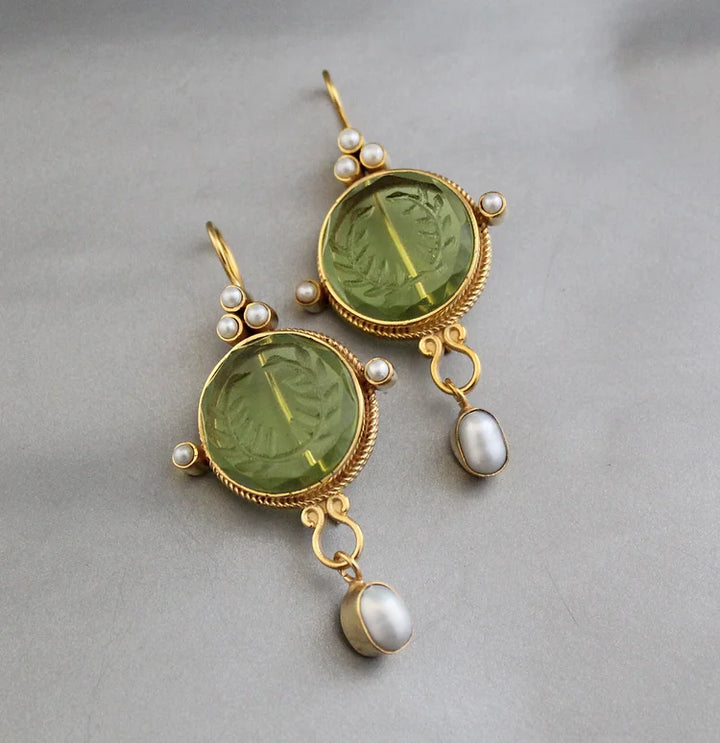 Brincos vintage redondos verdes e pérolas