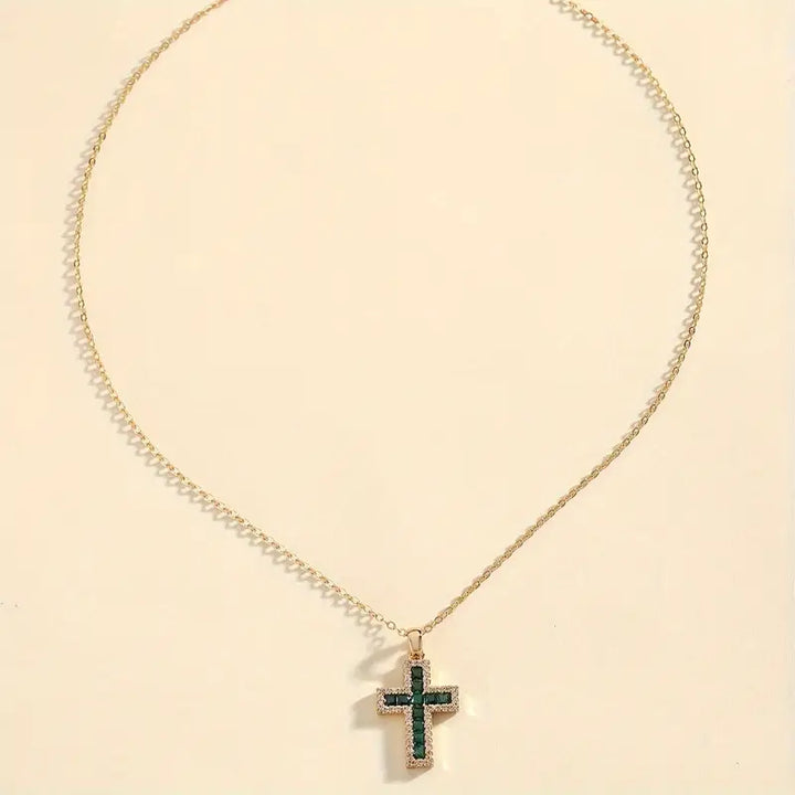 Colar com Pingente de Cruz de Esmeralda Solene