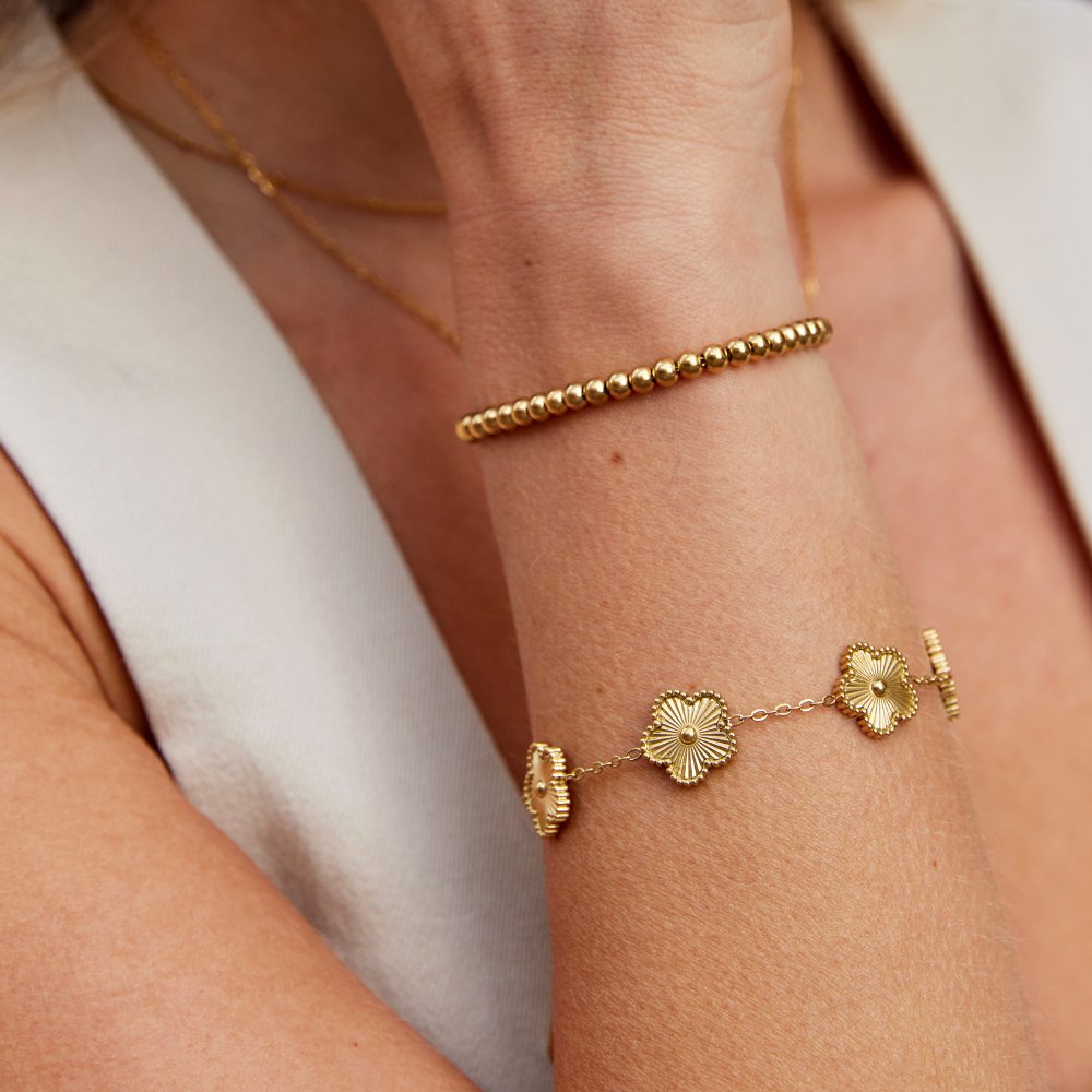 Pulseira Dourada com Design de Trevo