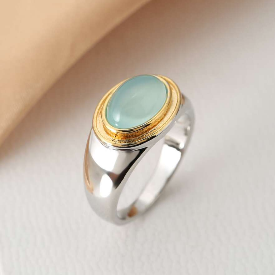 Gabi - Anel Vintage com Pedra da Lua Verde