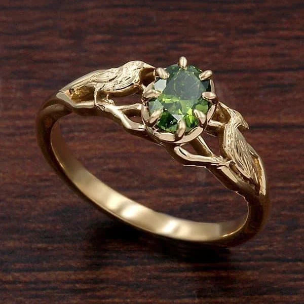 Anel Dourado Forjado com Detalhe Verde
