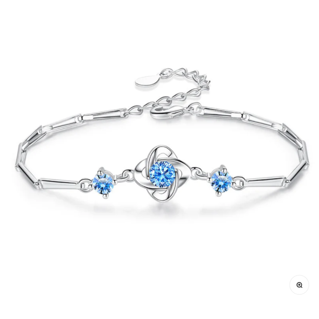 Conjunto Prateado Seren com Nó de Trevo e Laços de Cristal