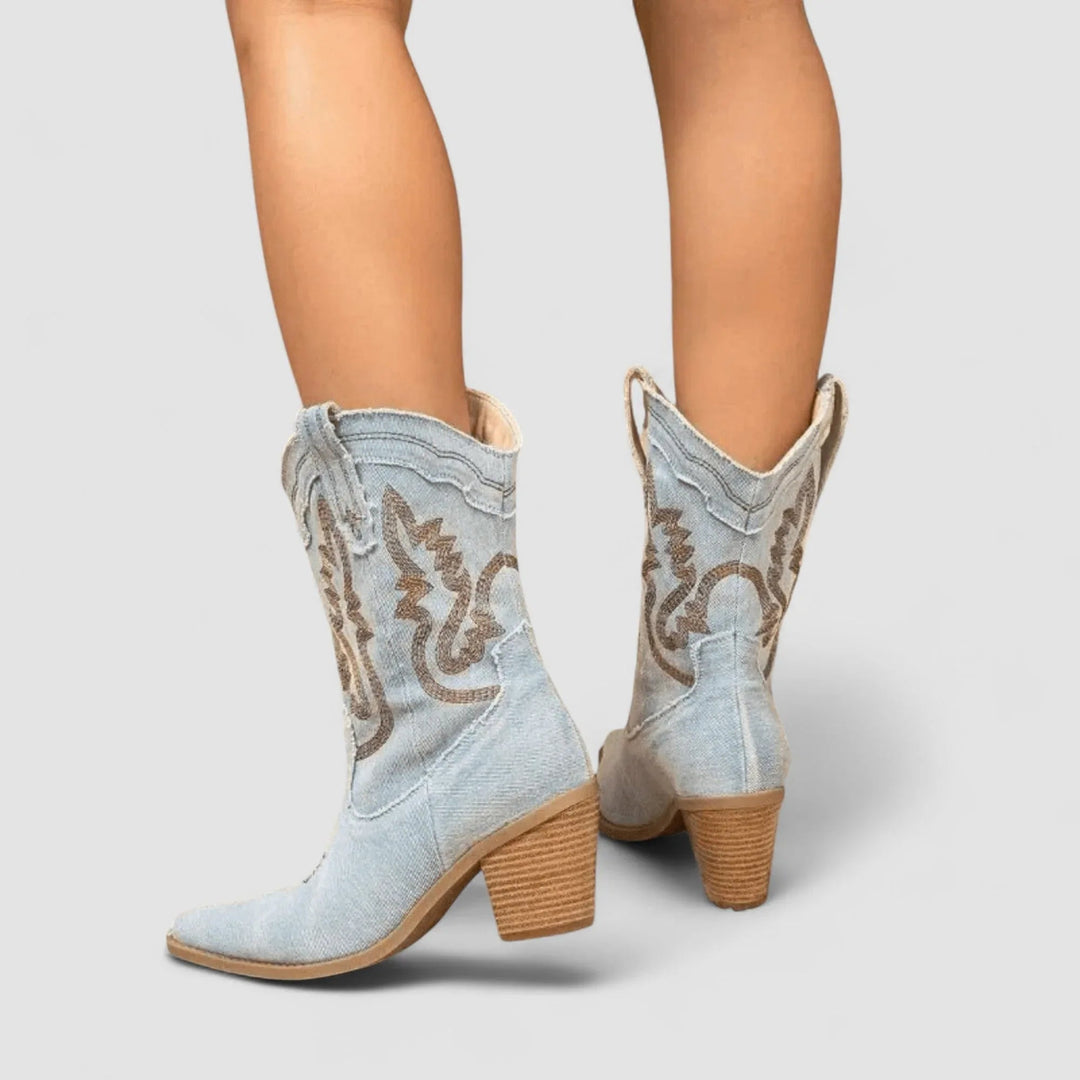 A Bota Della em Denim