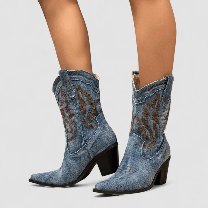 A Bota Della em Denim