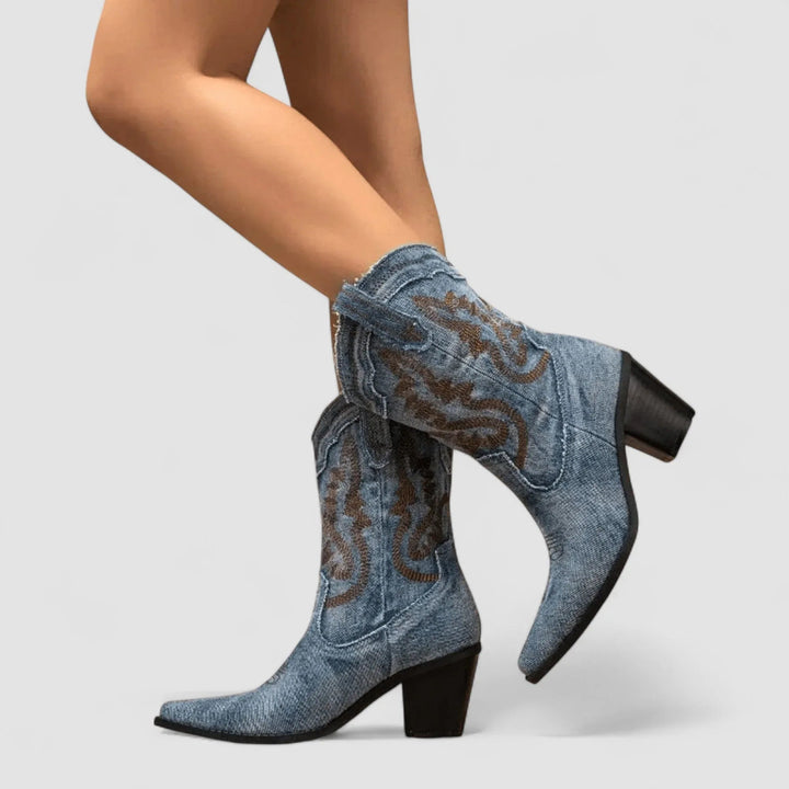 A Bota Della em Denim